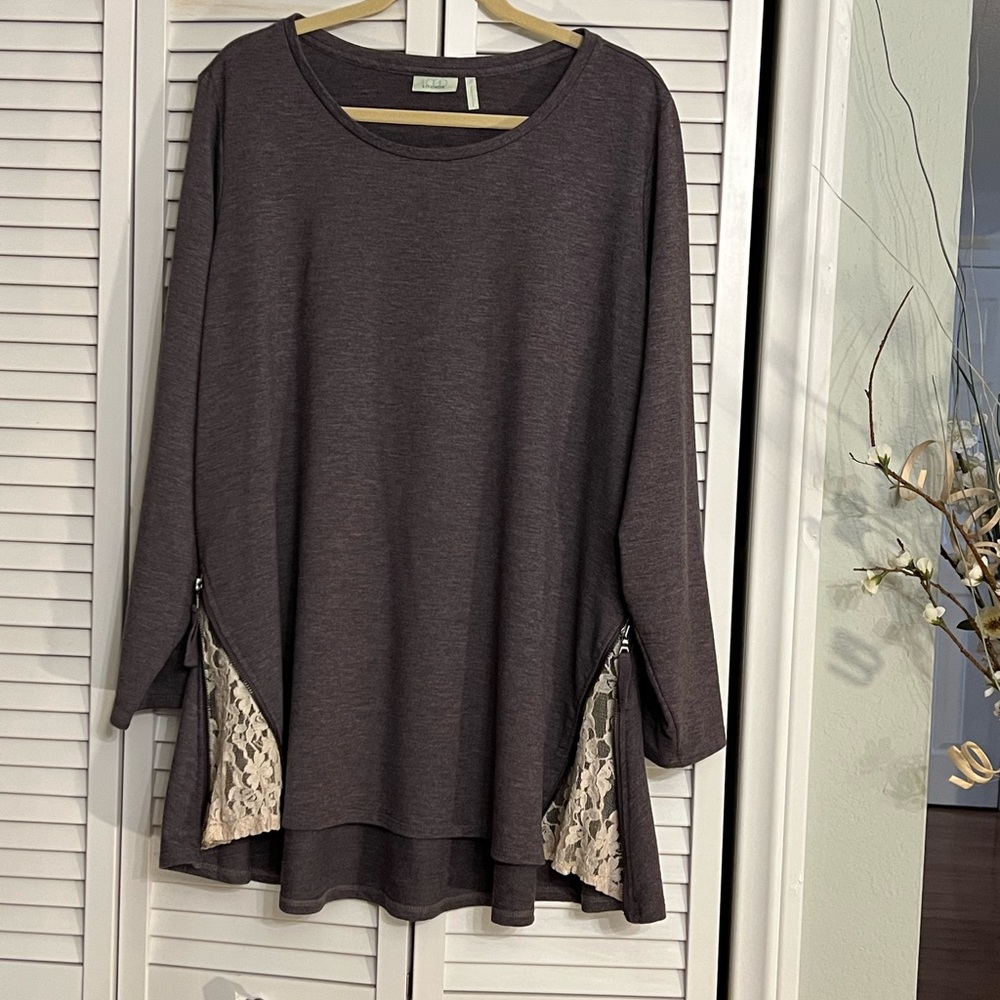 LOGO taupe top. Two side zippers open to lace. Long sleeve.